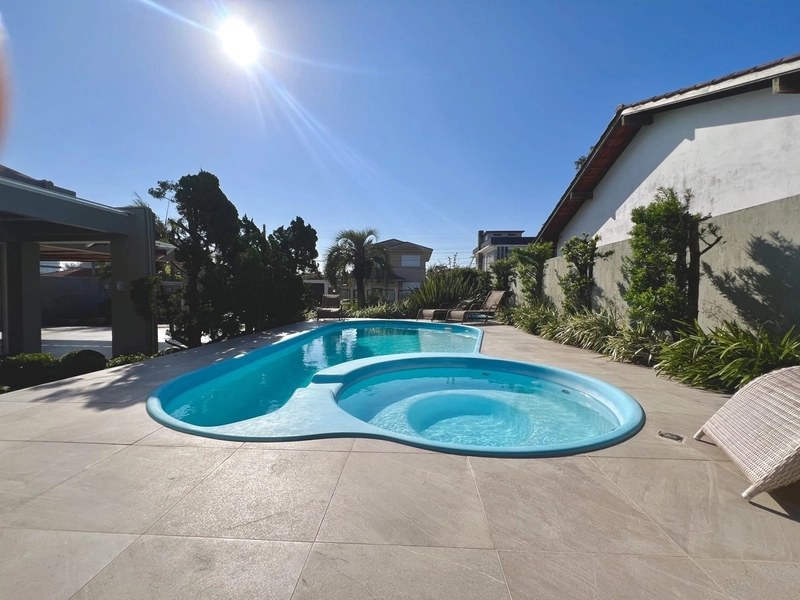 Linda casa 5 dormitórios com piscina em Atlântida: 4ª foto da galeria de imagens do imóvel