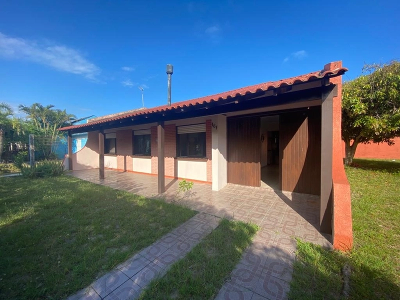 Casa com 2 terrenos a 150 metros do mar em Atlântida Sul!