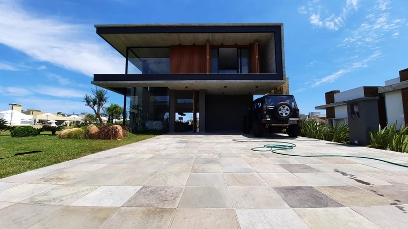 Magnífica casa beira lago à venda no condomínio Sea Coast: 2ª foto da galeria de imagens do imóvel
