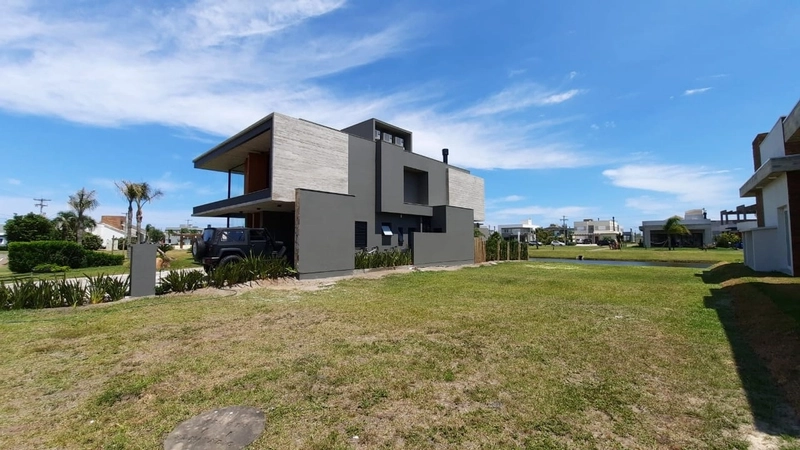 Magnífica casa beira lago à venda no condomínio Sea Coast: 8ª foto da galeria de imagens do imóvel