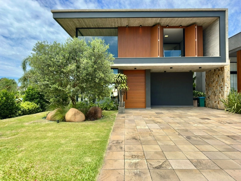 Magnífica casa beira lago à venda no condomínio Sea Coast
