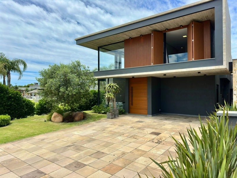 Magnífica casa beira lago à venda no condomínio Sea Coast: 2ª foto da galeria de imagens do imóvel