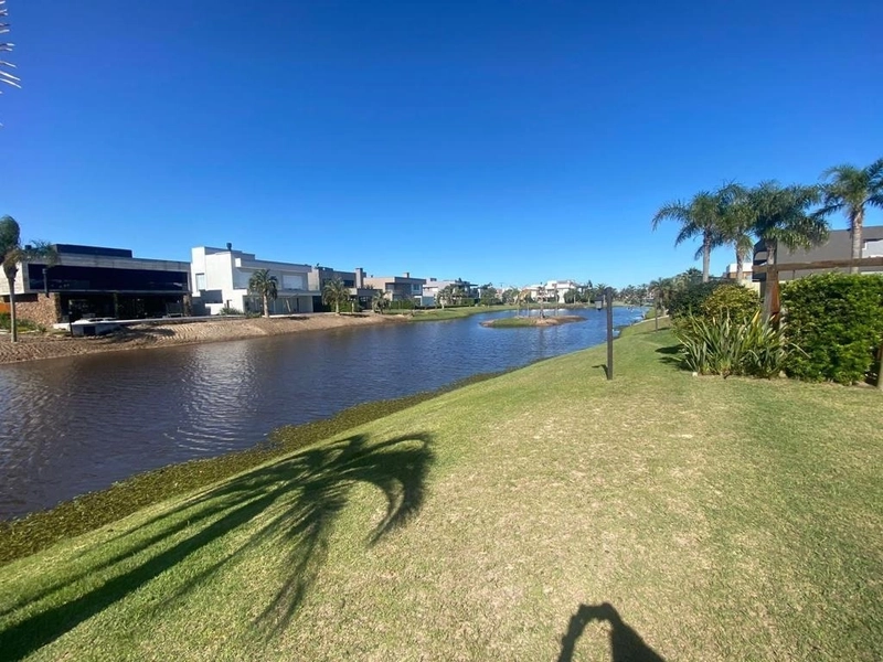 Lindo sobrado beira lago em condomínio em Atlântida!!: 14ª foto da galeria de imagens do imóvel