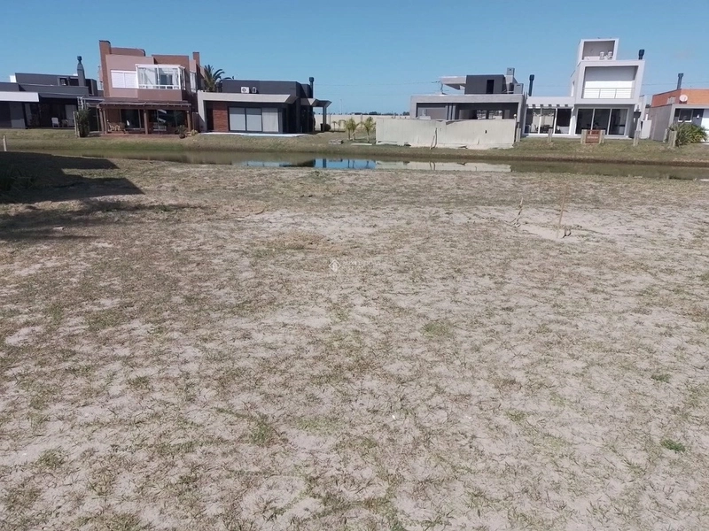 Excelente lote beira lago no condomínio Riviera: 1ª foto da galeria de imagens do imóvel