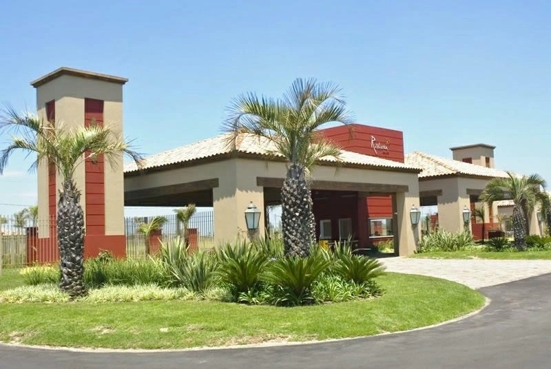 Excelente lote beira lago no condomínio Riviera: 3ª foto da galeria de imagens do imóvel
