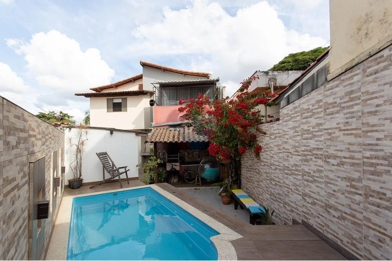 CASA | 6 QUARTOS | 3 BANHEIROS | 3 VAGAS |