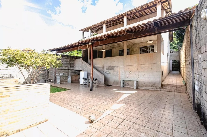 CASA | 4 QUARTOS | 2 BANHEIROS | 2 VAGAS