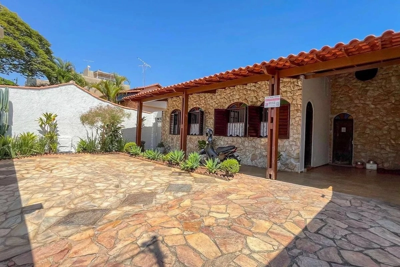 CASA| 4 QUARTOS | 1 SUITE | 3 BANHEIROS | 3 VAGAS