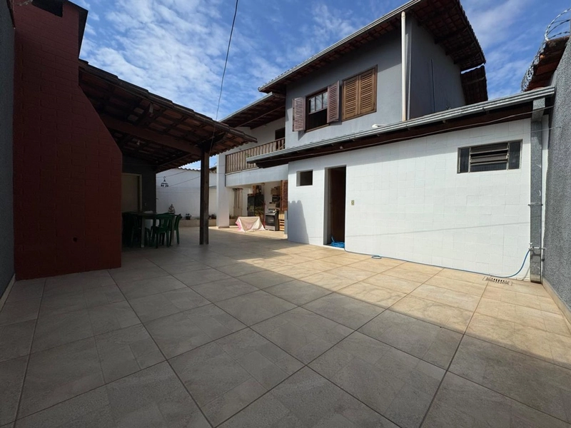 Casa Duplex no Bairro Santa Mônica – R$ 999.000,00