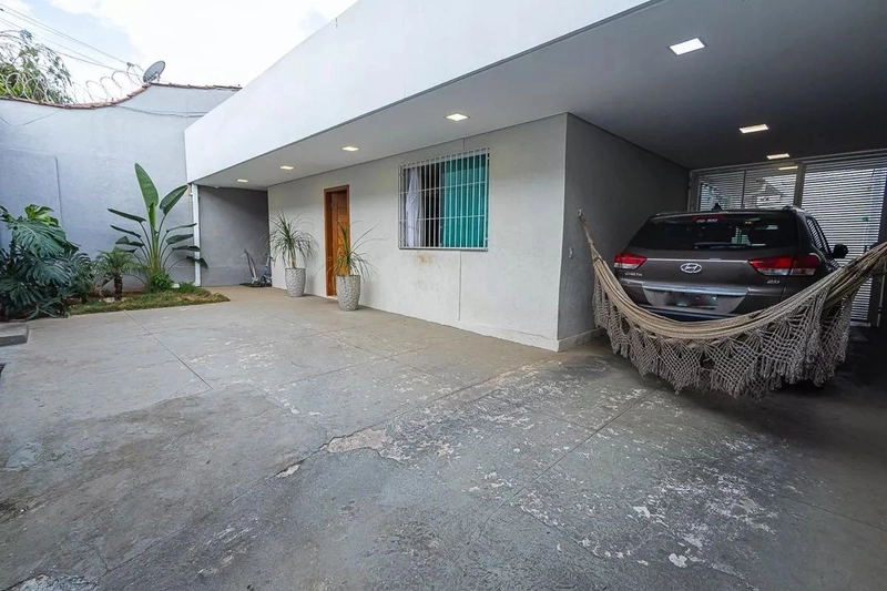 CASA LINEAR | 4 QUARTOS |01 SUÍTE | 2 BANHEIROS | 3 VAGAS|