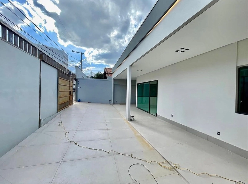 CASA LINEAR À VENDA | CELSO MACHADO (SERRANO) Reformada | Habite-se |