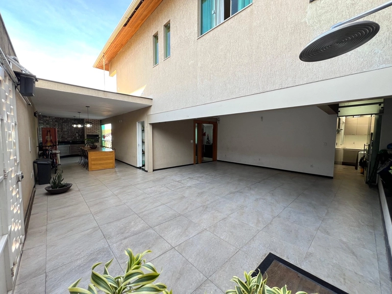 CASA | 4 QUARTOS | 1 SUÍTE | 03 BANHEIROS | 04 VAGAS