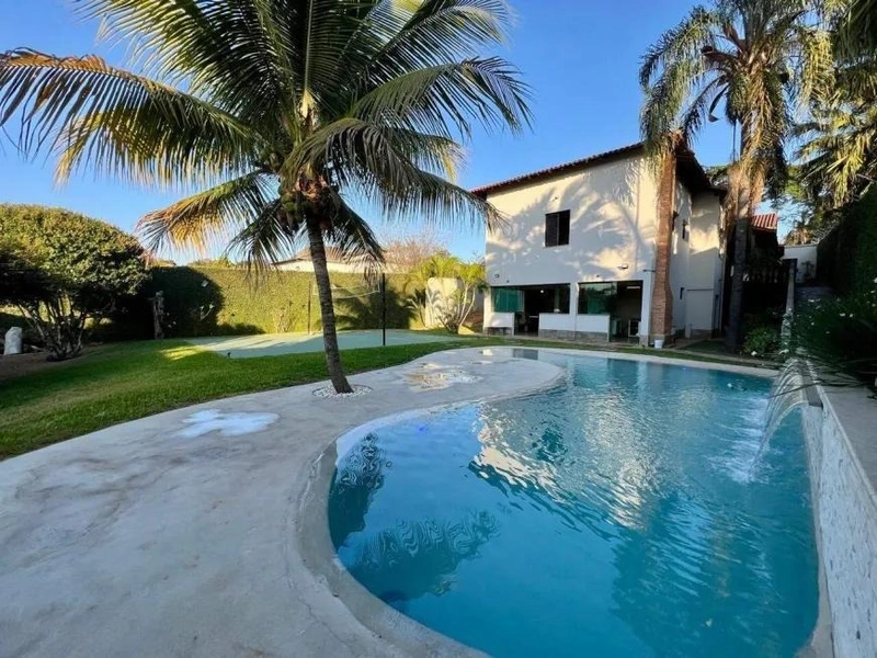 CASA LINEAR | 04 QUARTOS | 2 SUÍTES | 04 BANHEIROS | 10 VAGAS