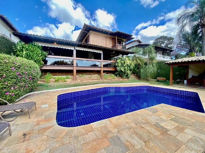 CASA | 4 QUARTOS | 01 SUÍTE | 05 BANHEIROS | 5 VAGAS