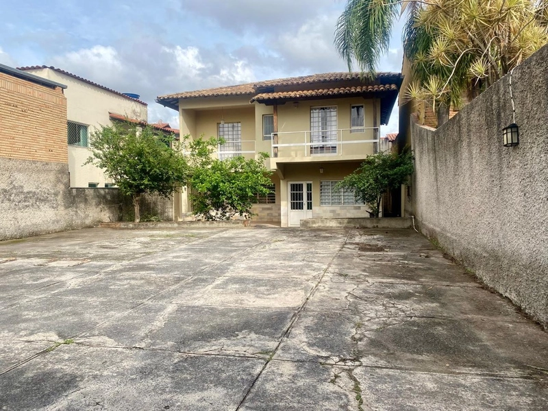 CASA | 4 QUARTOS | 01 SUITE | 03 BANHEIROS | 04 VAGAS