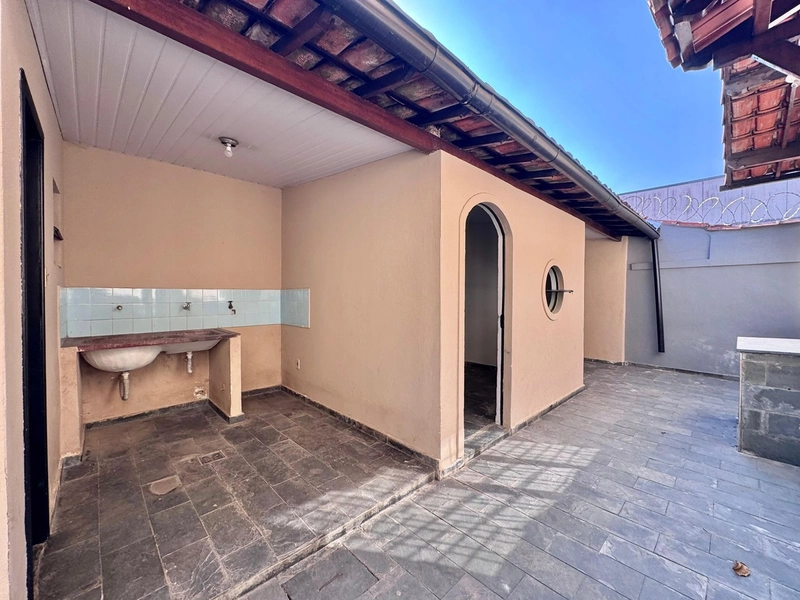 CASA LINEAR | 3 QUARTOS | 02 BANHEIROS | 03 VAGAS |: 5ª foto da galeria de imagens do imóvel