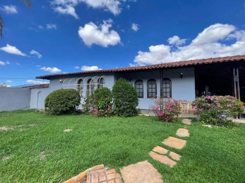 CASA LINEAR | 5 QUARTOS | 01 SUÍTE | 3 BANHEIROS | 4 VAGAS