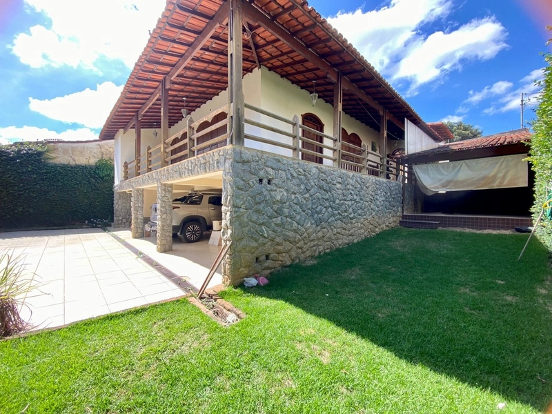 CASA | 3 QUARTOS | 02 SUÍTES | 04 BANHEIROS | 06 VAGAS BAIRRO PAQUETÁ