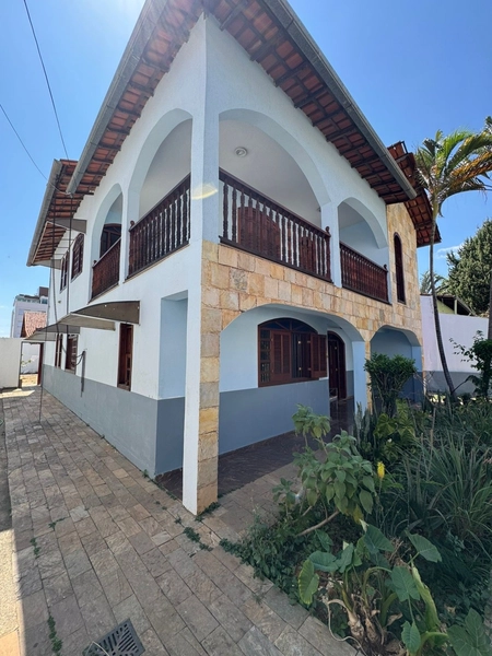 CASA | 5 QUARTOS | 02 SUÍTES | 04 BANHEIROS | 3 VAGAS