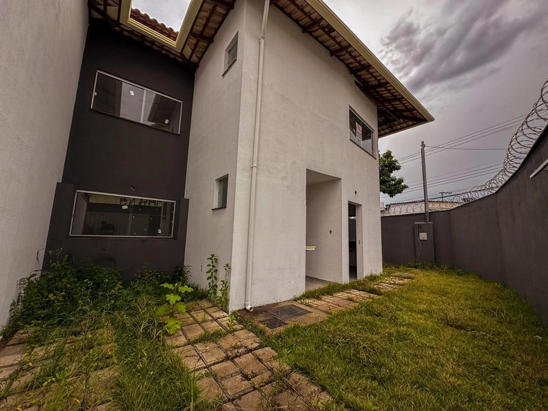 BELÍSSIMA CASA GEMINADA INDIVIDUAL Á VENDA