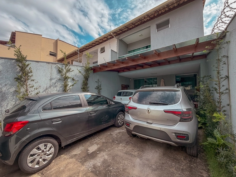 CASA GEMINADA Á VENDA | 3 QUARTOS | 1 SUÍTE | 2 BANHEIROS | 3 VAGAS