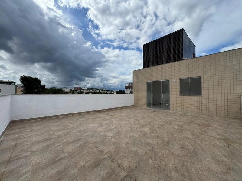 Cobertura a Venda no Bairro Cabral | 3 Quartos  | 2 banheiros | 180m²: 2ª foto da galeria de imagens do imóvel