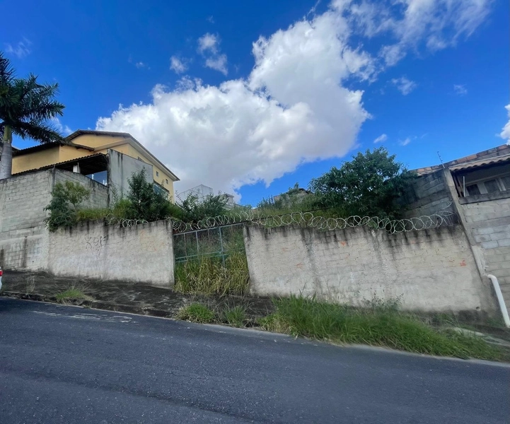 Lote plano no bairro Arvoredo, excelente opção para investidor!: 3ª foto da galeria de imagens do imóvel