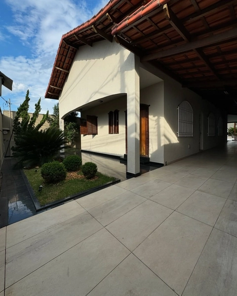 CASA LINEAR | 4 QUARTOS | 3 SUITES | 4 BANEIROS | 4 VAGAS