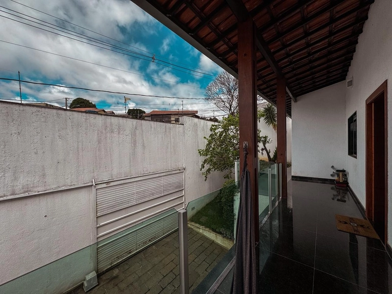 BELÍSSIMA CASA À VENDA NO BAIRRO CAIÇARA | 3 QUARTOS | 02 SUÍTES: 5ª foto da galeria de imagens do imóvel