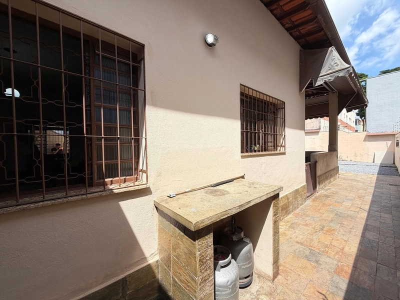 CASA LINEAR ESTILO COLONIAL À VENDA NO  BAIRRO SANTA AMÉLIA: 4ª foto da galeria de imagens do imóvel