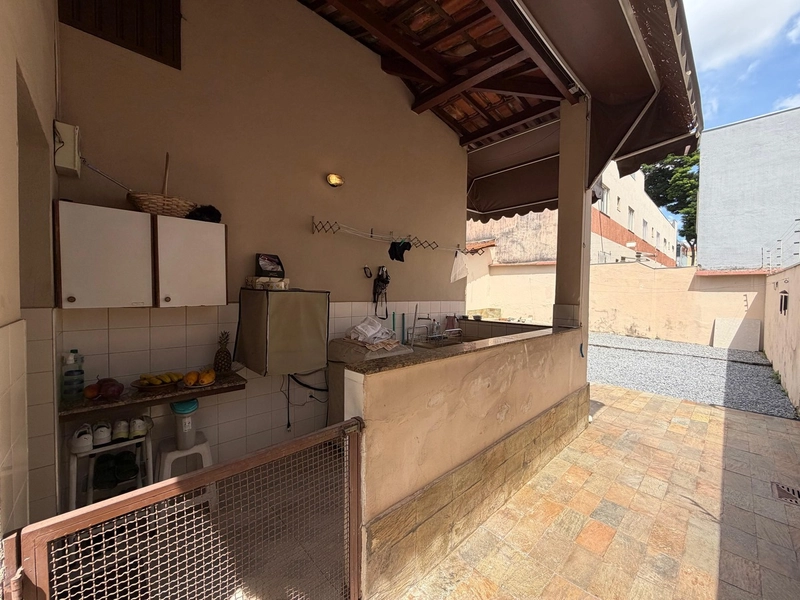 CASA LINEAR ESTILO COLONIAL À VENDA NO  BAIRRO SANTA AMÉLIA: 3ª foto da galeria de imagens do imóvel