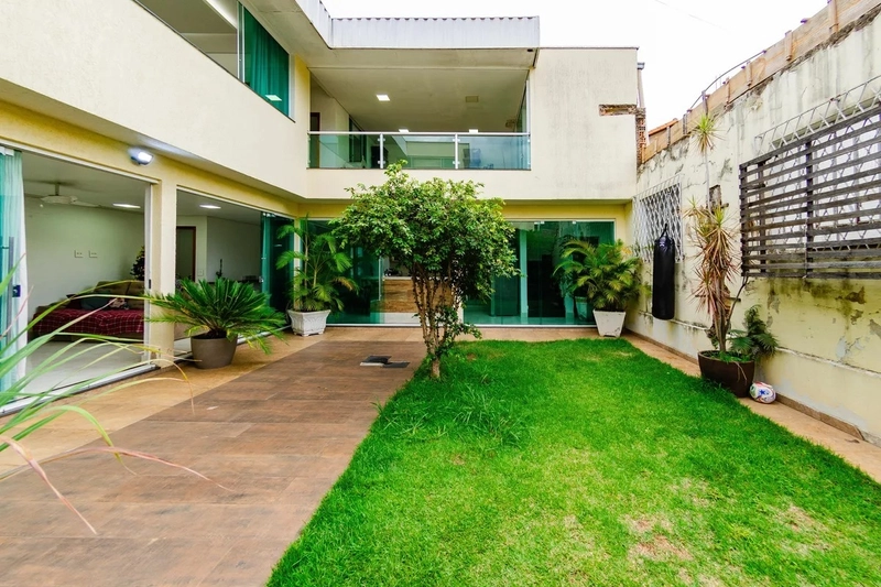 CASA A VENDA NO PADRE EUSTÁQUIO: 1ª foto da galeria de imagens do imóvel