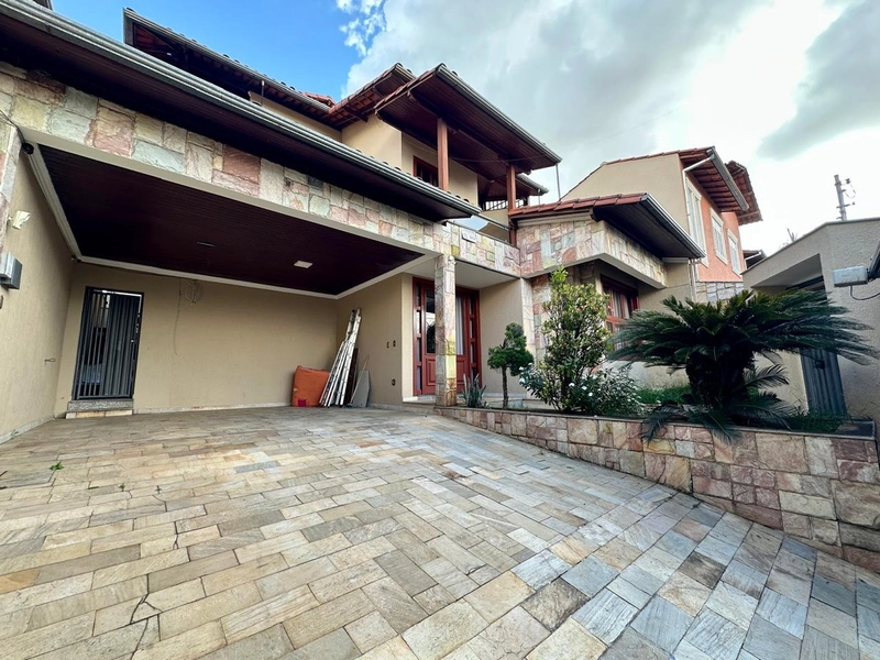 CASA DUPLEX À VENDA NO ÁLVARO CAMARGOS|6 QUARTOS SENDO 1 SUÍTE MASTER: 2ª foto da galeria de imagens do imóvel