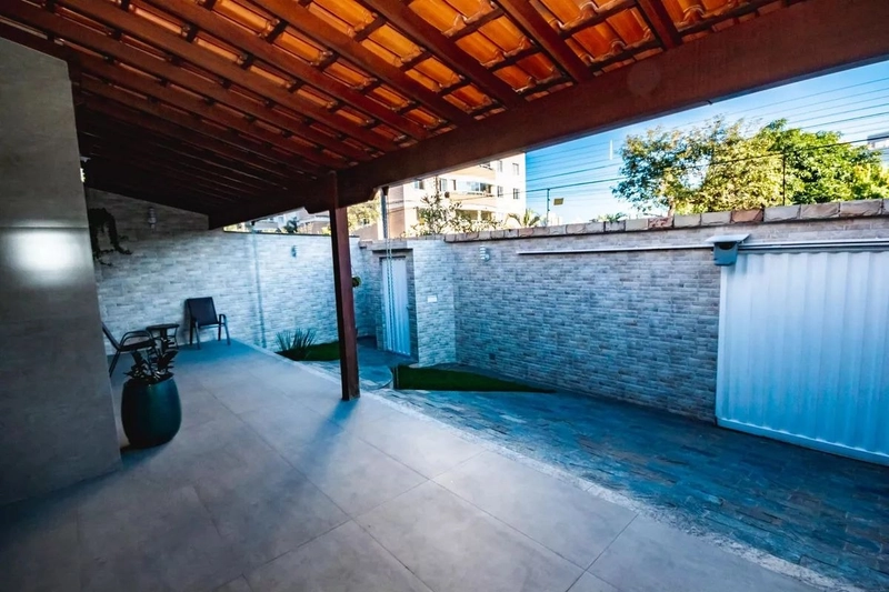 BELÍSSIMA CASA LINEAR A VENDA | 4 QUARTOS | 2 SUÍTES | 4 VAGAS: 3ª foto da galeria de imagens do imóvel