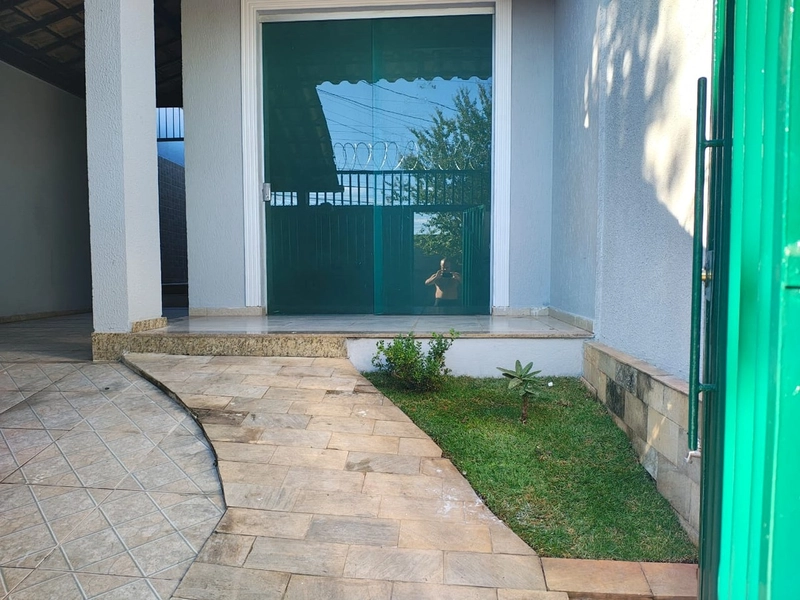 CASA LINEAR  A VENDA BAIRRO SANTA MÔNICA: 3ª foto da galeria de imagens do imóvel
