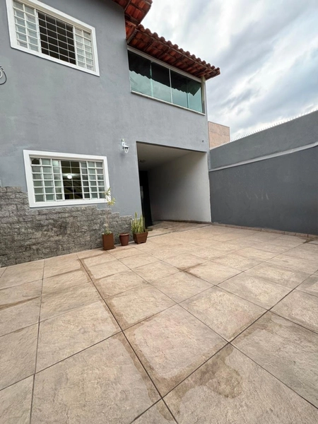 CASA GEMINADA INDIVIDUAL Á VENDA: 1ª foto da galeria de imagens do imóvel