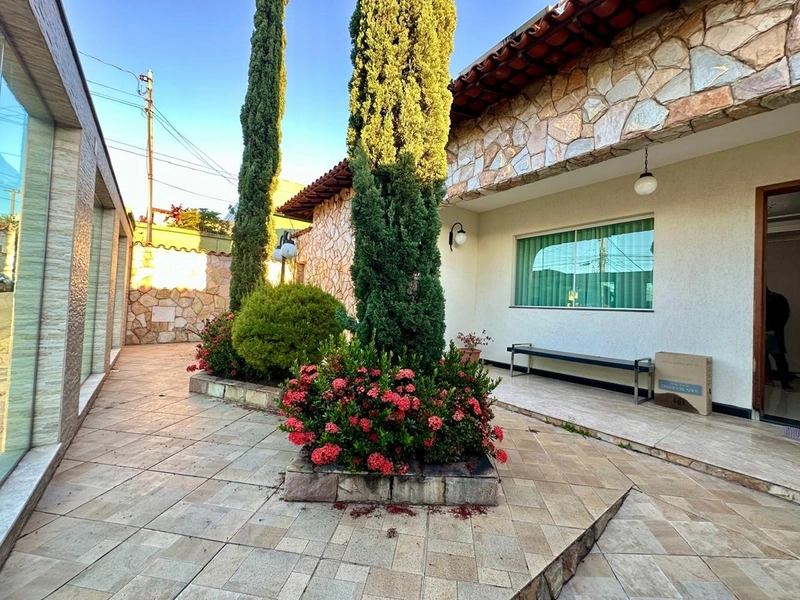 CASA À VENDA NO PLANALTO | 3 QUARTOS| 2 BANHEIROS| 1 SUITE| 8 VAGAS