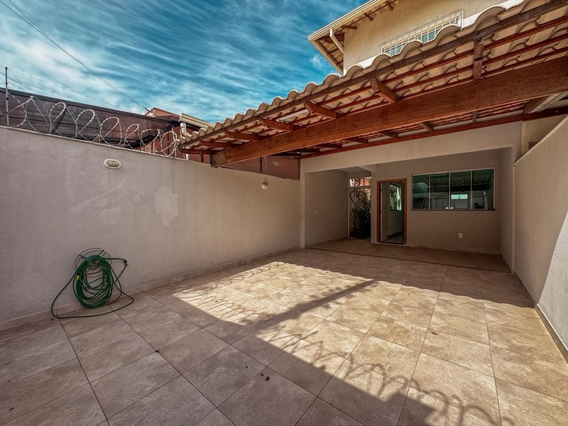 CASA GEMINADA PARA LOCAÇÃO ENTRADA INDIVIDUAL | BAIRRO JD. LEBLON: 2ª foto da galeria de imagens do imóvel
