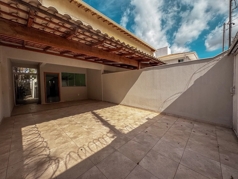 CASA GEMINADA PARA LOCAÇÃO ENTRADA INDIVIDUAL | BAIRRO JD. LEBLON: 3ª foto da galeria de imagens do imóvel