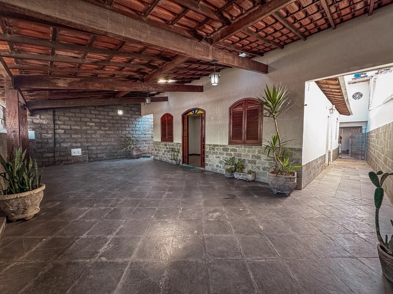 CASA RESIDENCIAL OU COMERCIAL Á VENDA NO SERRANO | 200M² LOTE
