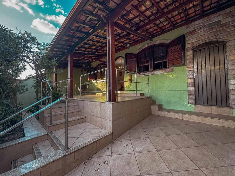 CASA LINEAR Á VENDA NO ALIPIO DE MELO | 04 QUARTOS | SUÍTE | 03 VAGAS