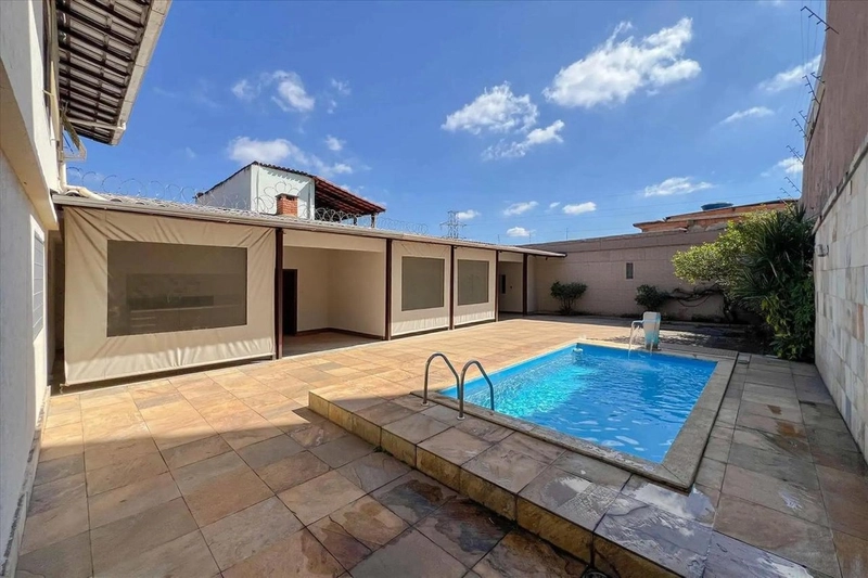 Casa Colonial à Venda no Serrano | 4 Quartos | 2 Suítes | Piscina: 3ª foto da galeria de imagens do imóvel