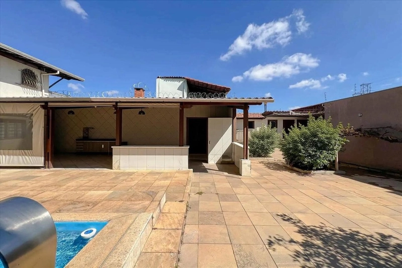 Casa Colonial à Venda no Serrano | 4 Quartos | 2 Suítes | Piscina: 9ª foto da galeria de imagens do imóvel