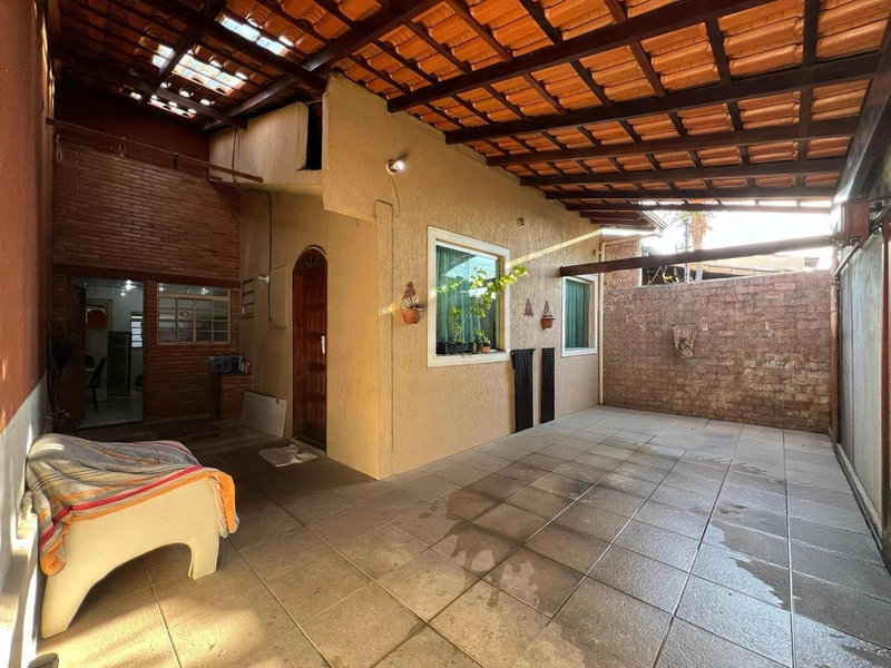 CASA À VENDA | 3 QUARTOS | 01 BANHEIRO | 03 VAGAS
