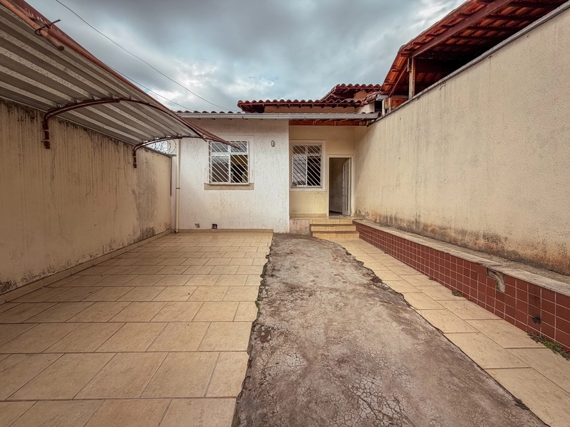CASA GEMINADA INDIVIDUAL À VENDA | 3 QUARTOS | 1 SUÍTE | 02  BANHEIROS