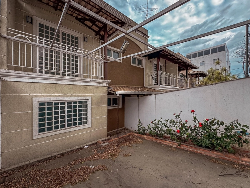 CASA GEMINADA À VENDA | SANTA TEREZINHA | 3 QUARTOS | 1 VAGA