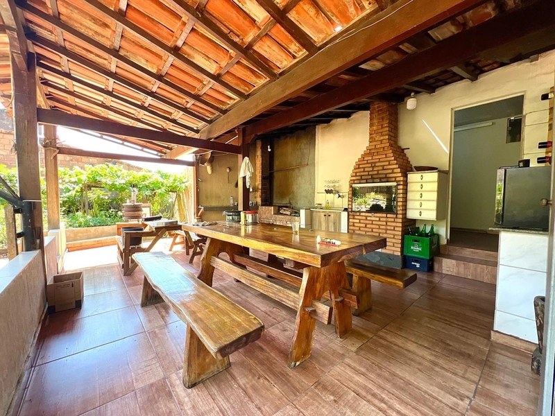 CASA A VENDA NO BAIRRO VALE DOS AMENDOEIRAS
