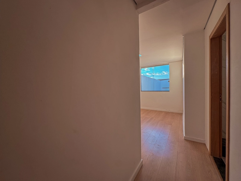 CASA LINEAR NO PARQUE TURISTAS “REGIÃO DO SERRANO” | LOTE 220M² |: 28ª foto da galeria de imagens do imóvel
