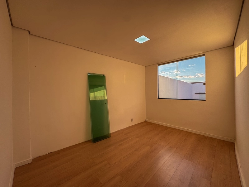 CASA LINEAR NO PARQUE TURISTAS “REGIÃO DO SERRANO” | LOTE 220M² |: 27ª foto da galeria de imagens do imóvel