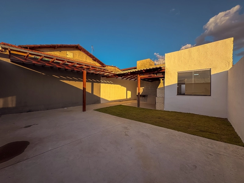 CASA LINEAR NO PARQUE TURISTAS “REGIÃO DO SERRANO” | LOTE 220M² |: 3ª foto da galeria de imagens do imóvel